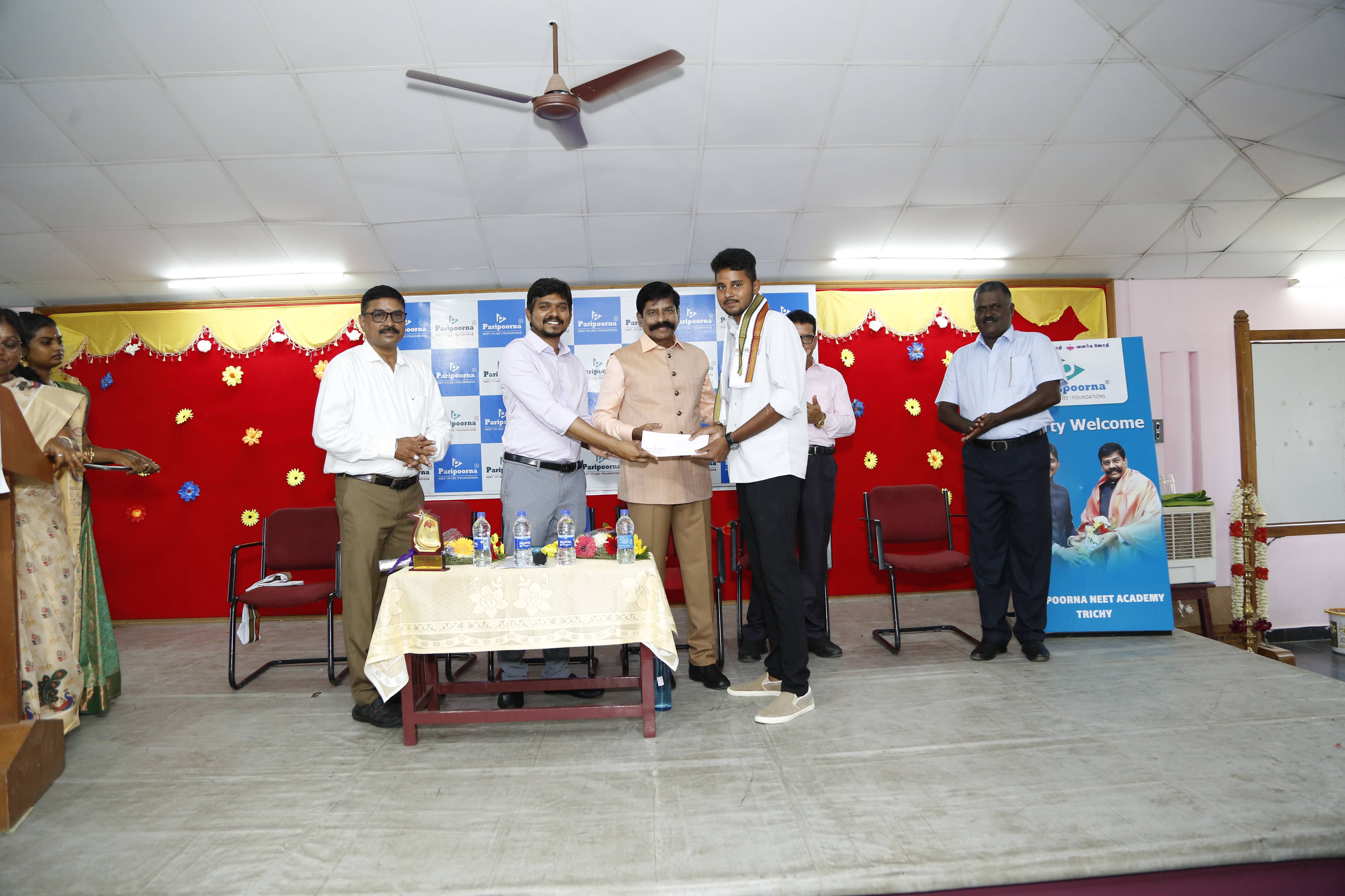 Paripoorna neet Academy Honouring The Achievers	